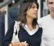 Avec son sac Darel Blanc, Estelle Denis est bien assortie à son mari...