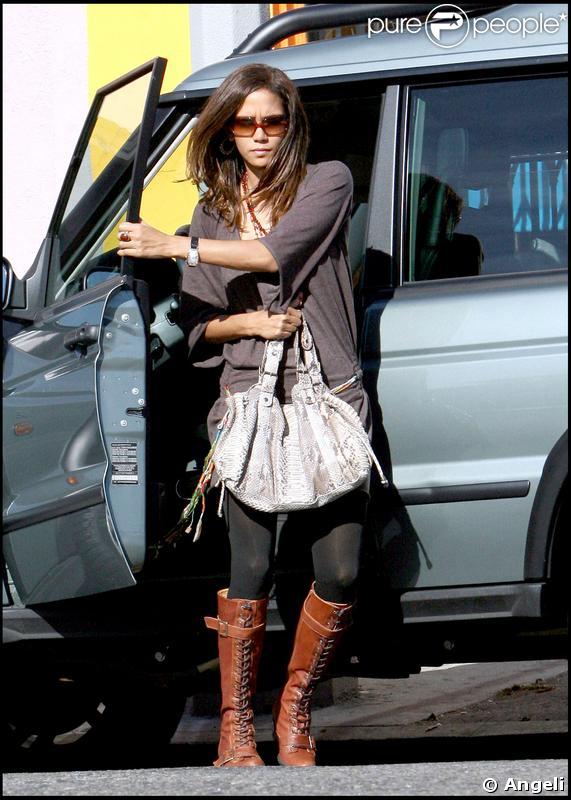 Dans les rues de L.A, Halle Berry a choisi le modèle en python... 