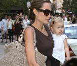 Angelina Jolie a quant à elle un gros penchant pour le sac Gérard Darel tricoté main ! Ici à la sortie de l'école avec ses bambins ! 
