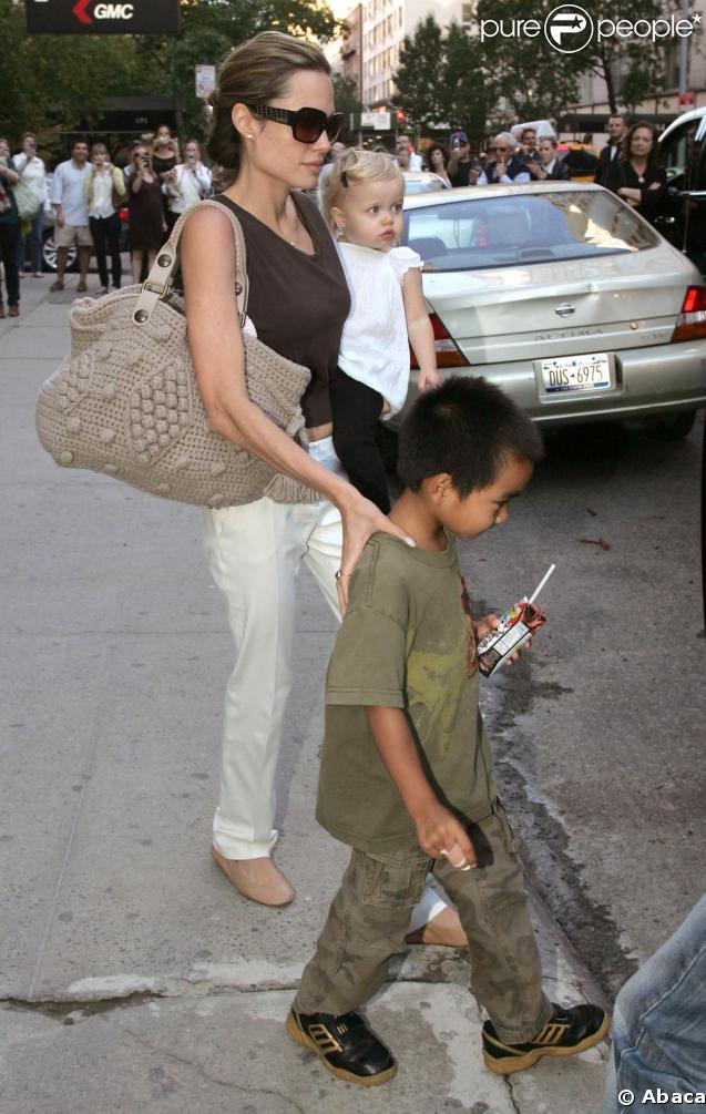 Angelina Jolie a quant à elle un gros penchant pour le sac Gérard Darel tricoté main ! Ici à la sortie de l'école avec ses bambins ! 