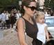 Angelina Jolie a quant à elle un gros penchant pour le sac Gérard Darel tricoté main ! Ici à la sortie de l'école avec ses bambins !