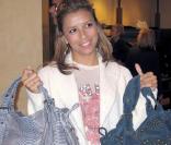 Eva Longoria ne sait plus quels sacs choisir... Le model python ou le clouté ?? 