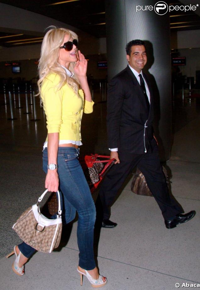 Victoria Silvstedt à l'aéroport de Miami, le 2 avril 2009