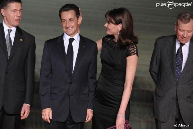 Carla Bruni et Nicolas Sarkozy, très tendres en Allemagne, à Baden-Baden, pour les 60 ans de l'OTAN. 03/04/09