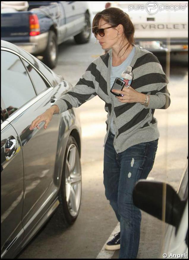 Jennifer Garner est allée chercher sa petite Violet à la sortie de son école de Santa Monica, à Los Angeles, le 30 mars 2009 !