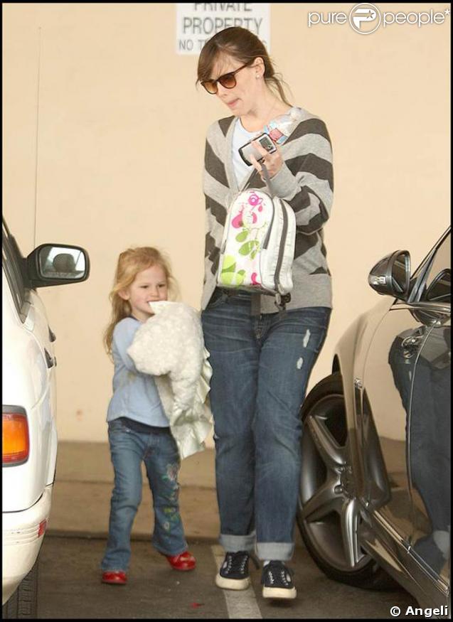 Jennifer Garner est allée chercher sa petite Violet à la sortie de son école de Santa Monica, à Los Angeles, le 30 mars 2009 !