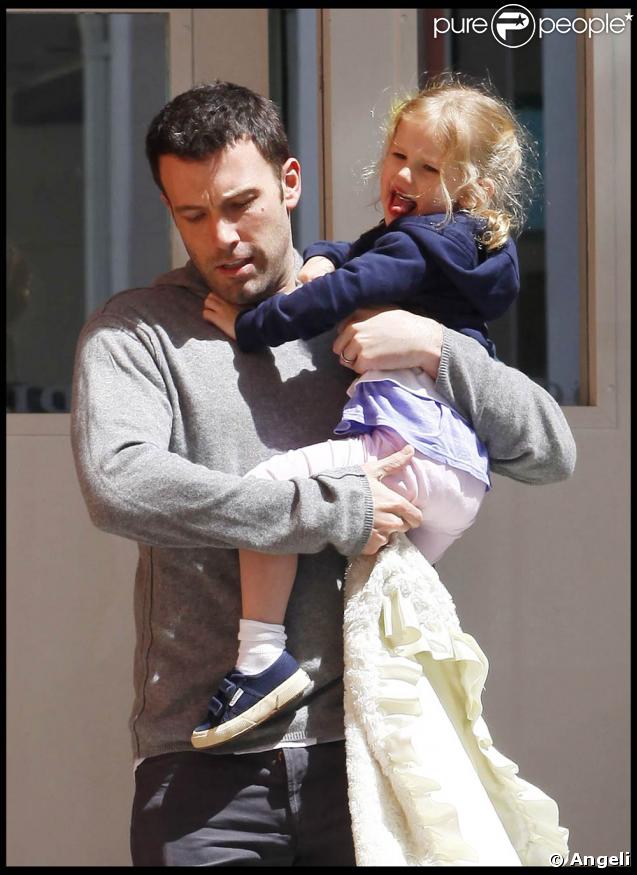 Jennifer Garner et Ben Affleck sont allés chercher leur petite Violet à la sortie de son école de Santa Monica, à Los Angeles, le 3 avril 2009 !