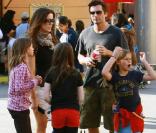 Kate Beckinsale, sa fille Lily Mo, et son mari Len Wiseman, au parc Universal Studios, le 4 avril 2009 !