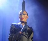 La chanteuse Grace Jones, totalement indomptable et surprenante lors de son concert à Londres le 28 janvier 2009 