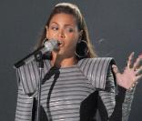 Beyonce, lors des MTV Music Video Awards 2008 à Londres a choisi de jouer les robocops est porte une robe noire et grise de chez Gareth Pugh 