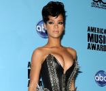 Rihanna... Pantalon en cuir et bustier à franges en fer ! Il ne lui manque plus qu'un fouet ! Lors des American Music Awards. 