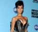 Rihanna... Pantalon en cuir et bustier à franges en fer ! Il ne lui manque plus qu'un fouet ! Lors des American Music Awards.