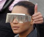 Lunettes frangées et mini veste en cuir... Beyoncé mise à fond sur le style futuriste ! 