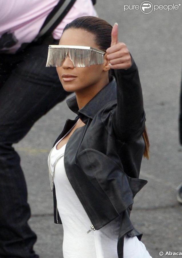 Lunettes frangées et mini veste en cuir... Beyoncé mise à fond sur le style futuriste ! 