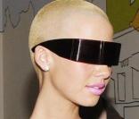 Amber Rose, la chérie de Kanye West... Avec ses lunettes, elle est fin prête pour travailler dans la sidérurgie ! Le 24 février 2009 