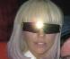 Lady Gaga et le bloggeur Perez Hilton... Elle porte ici, ses fameuses lunettes et un soutien-gorge façon boule à facettes !