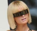 Paris Hilton... Sexy, très sexy ! C'est sa façon à elle de promouvoir sa ligne de lunettes de soleil qu'elle vient de créer ! 