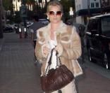 Nicollette Sheridan fait une séance shopping à Beverly Hills. 08/04/09