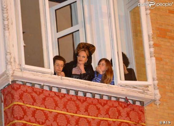 Melanie Griffith assiste en costume traditionnel à la fête de Pâques, à Malaga en Espagne, en compagnie de sa fille Stella Del Carmen et de la mère de son mari Antonio Banderas, le 9 avril 2009 