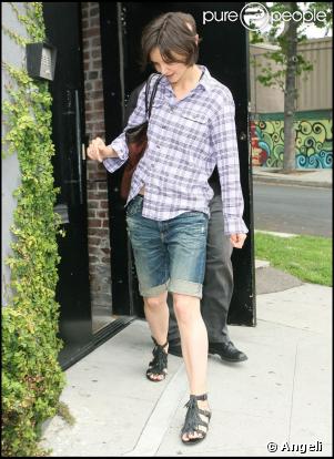 Katie Holmes relance une autre mode  : le bermuda en jean !
