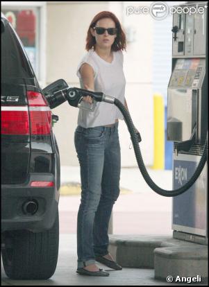 Rumer Willis a une station essence de Santa Monica