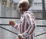 Angélique Kidjo esquisse des pas de danse en pleine séance photos pour promouvoir son spectacle, à Rome, le 15 avril 2009