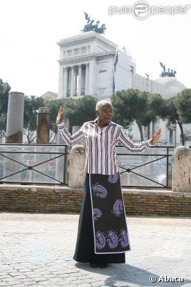 Angélique Kidjo esquisse des pas de danse en pleine séance photos pour promouvoir son spectacle, à Rome, le 15 avril 2009