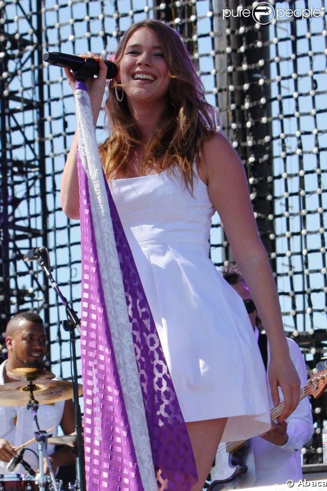 Coachella 2009 : Joss Stone a choisi un look très virginal !