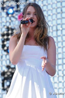 Coachella 2009 : Joss Stone a choisi un look très virginal !