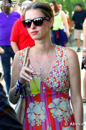 Nicky Hilton a dû montrer patte blanche pour avoir droit à un verre, à Coachella !