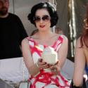 Rosanna Arquette et Dita von Teese en festival : l'une passe incognito... et l'autre pas !