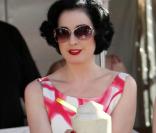 Coachella 2009 : l'icône burlesque Dita von Teese cultive son look printanier