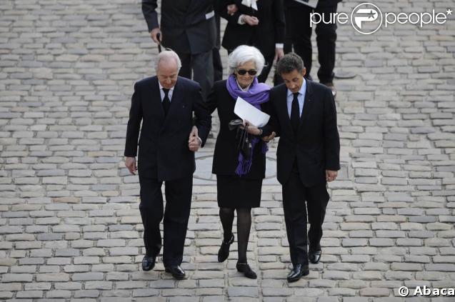 Obsèques de Maurice Druon aux Invalides, le 20 avril 2009. Sa veuve, Madeleine, accompagnée par Edouard Balladur et Nicolas Sarkozy. 