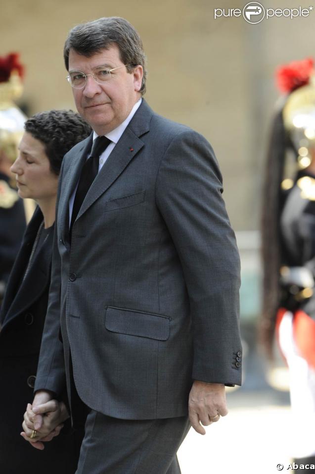 Obsèques de Maurice Druon aux Invalides, le 20 avril 2009. Xavier Darcos et sa femme Laure. 