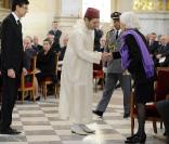 Obsèques de Maurice Druon aux Invalides, le 20 avril 2009. Le prince du Maroc présente ses condoléances à Madeleine Druon. 