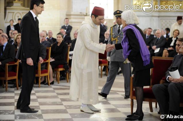 Obsèques de Maurice Druon aux Invalides, le 20 avril 2009. Le prince du Maroc présente ses condoléances à Madeleine Druon. 