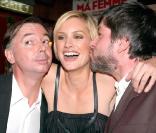 Alice Evans aux côtés de Regis Laspales et Philippe Chevallier pour la première de Ma Femme S'appelle Maurice en septembre 2002