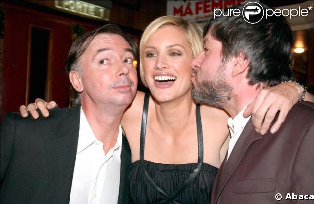 Alice Evans aux côtés de Regis Laspales et Philippe Chevallier pour la première de Ma Femme S'appelle Maurice en septembre 2002