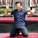 Quand Hugh Jackman, l'homme le plus sexy... met les pieds et les mains dans le ciment devant sa jolie famille !