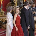 Letizia d'Espagne : tenue de jour ou robe de princesse... tout lui va à merveille !