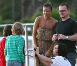 Bono, sa femme Ali Hewson et leurs quatre enfants, prennent du bon temps avec Helena Christensen, le 5 avril à Saint-Barthelemy