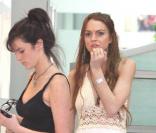 Lindsay Lohan, extrêmement maigre, se promène sur Melrose Avenue. 21/04/09