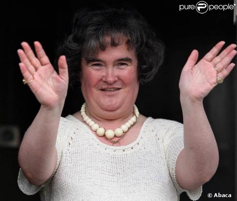 Susan Boyle sur le pas de sa porte en Ecosse, le 16 avril, avant son relooking