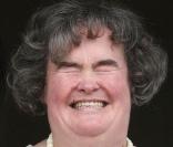 Susan Boyle sur le pas de sa porte en Ecosse, le 16 avril, avant son relooking