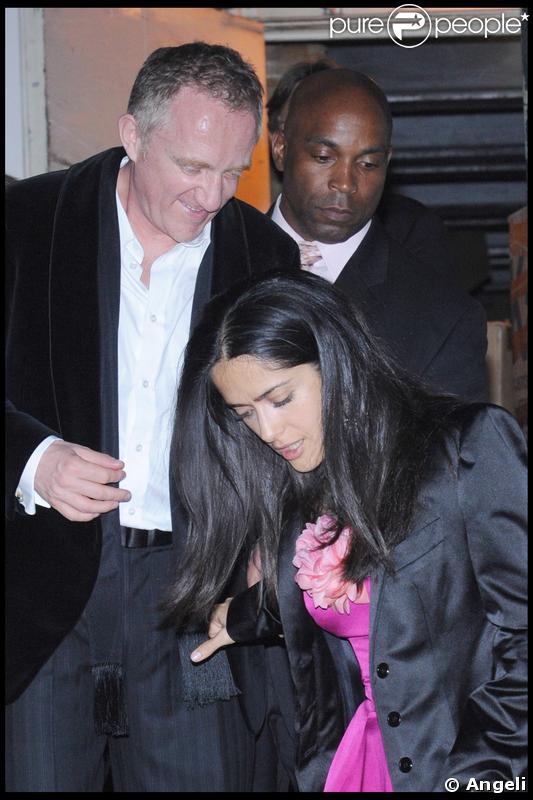 François-Henri Pinault et Salma Hayek quittant la soirée de leur mariage qui s'est déroulée à l'Opéra de Venise La Fenice le 25 avril 2009