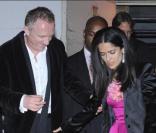 François-Henri Pinault et Salma Hayek quittant la soirée de leur mariage qui s'est déroulée à l'Opéra de Venise La Fenice le 25 avril 2009