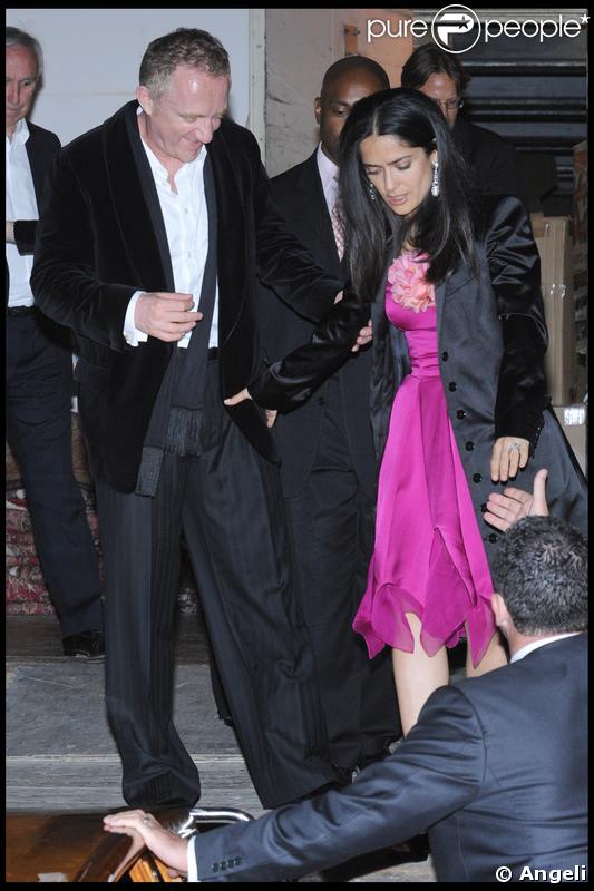 François-Henri Pinault et Salma Hayek quittant la soirée de leur mariage qui s'est déroulée à l'Opéra de Venise La Fenice le 25 avril 2009