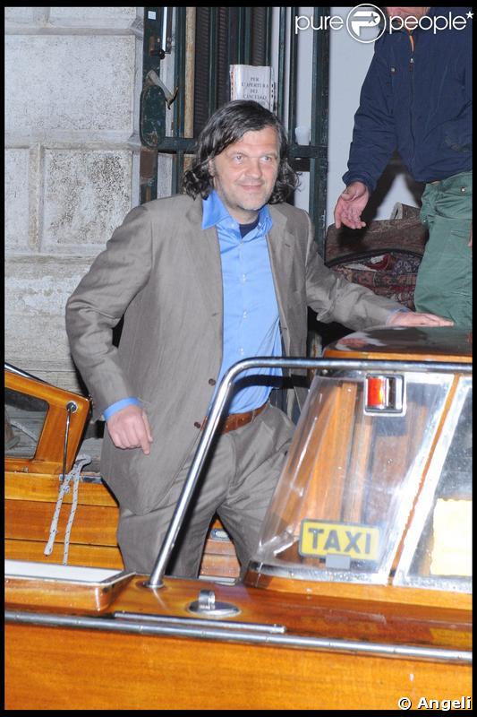 Emir Kusturica quittant la soirée du mariage du couple Salma Hayek et François-Henri Pinault qui s'est déroulée à l'Opéra de Venise La Fenice le 25 avril 2009 