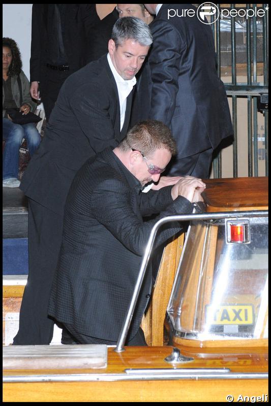 Bono quittant la soirée du mariage du couple Salma Hayek et François-Henri Pinault qui s'est déroulée à l'Opéra de Venise La Fenice le 25 avril 2009 