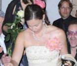 Ashley Judd et Bono en arrière-plan quittant la soirée du mariage du couple Salma Hayek et François-Henri Pinault qui s'est déroulée à l'Opéra de Venise La Fenice le 25 avril 2009 